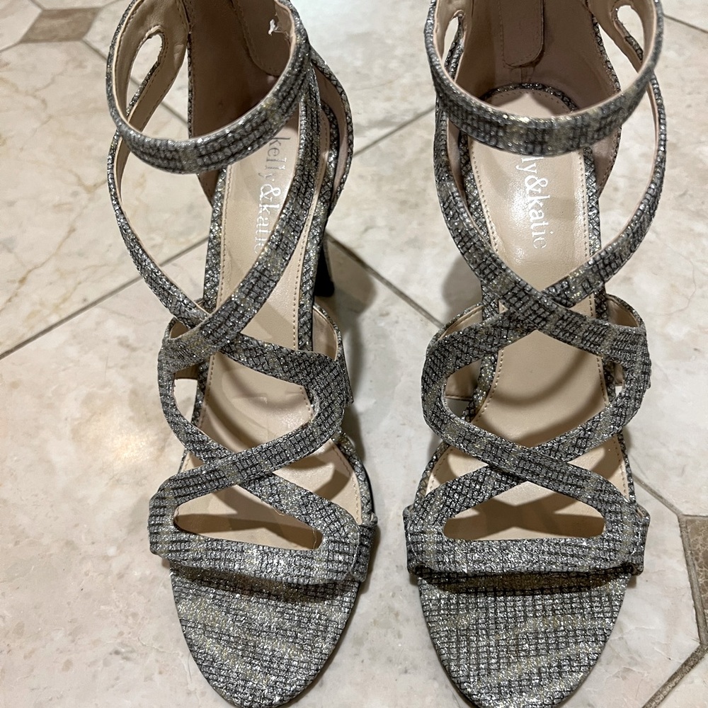 Kelly & katie 3 1/2” silver and gold dress shoes.